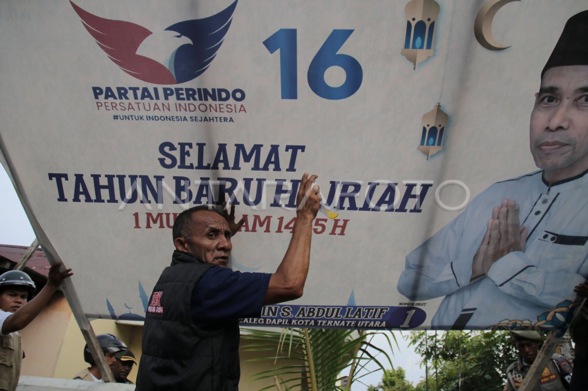 Penertiban Alat Peraga Kampanye Di Ternate Antara Foto