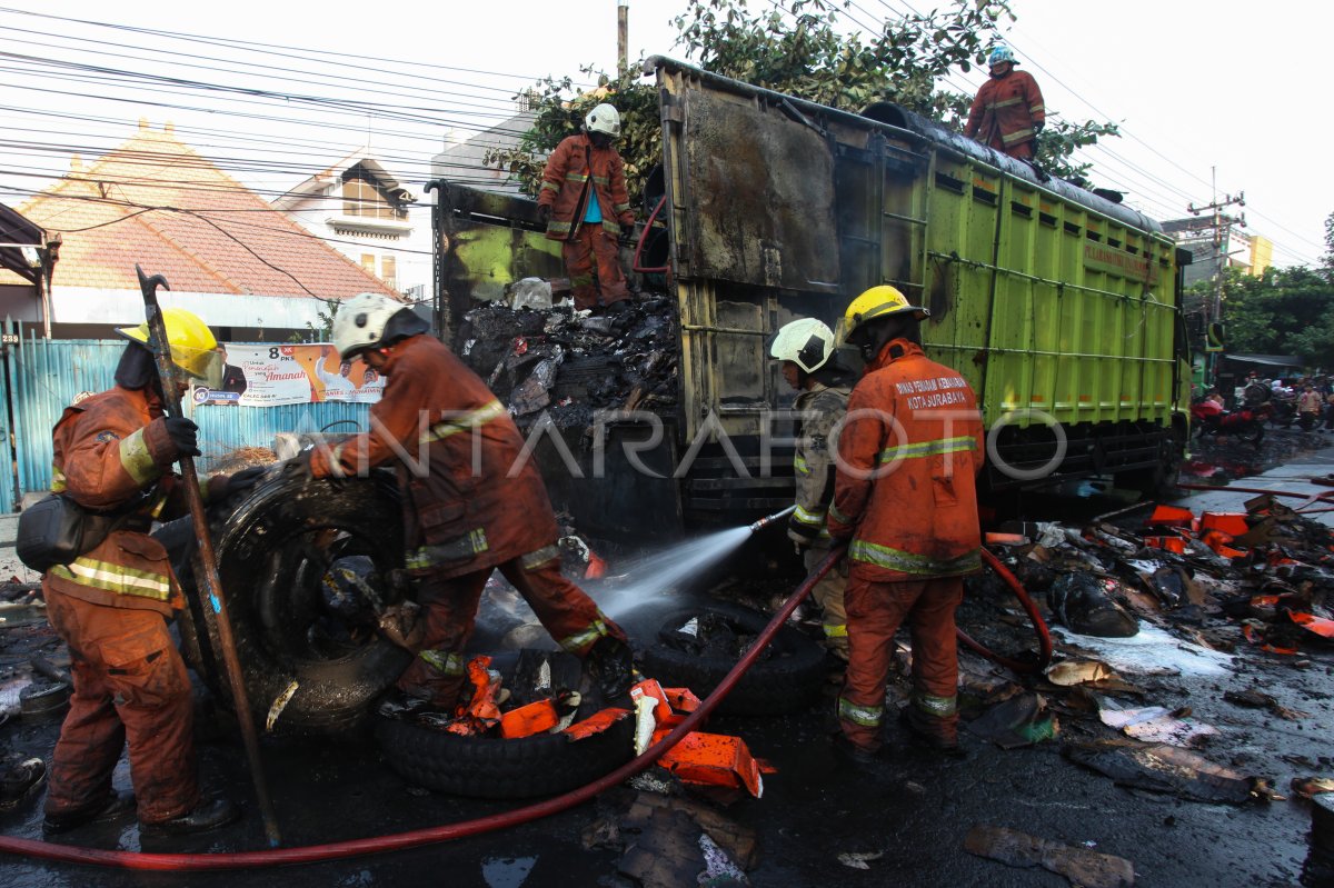 Muatan Truk Terbakar Di Surabaya ANTARA Foto