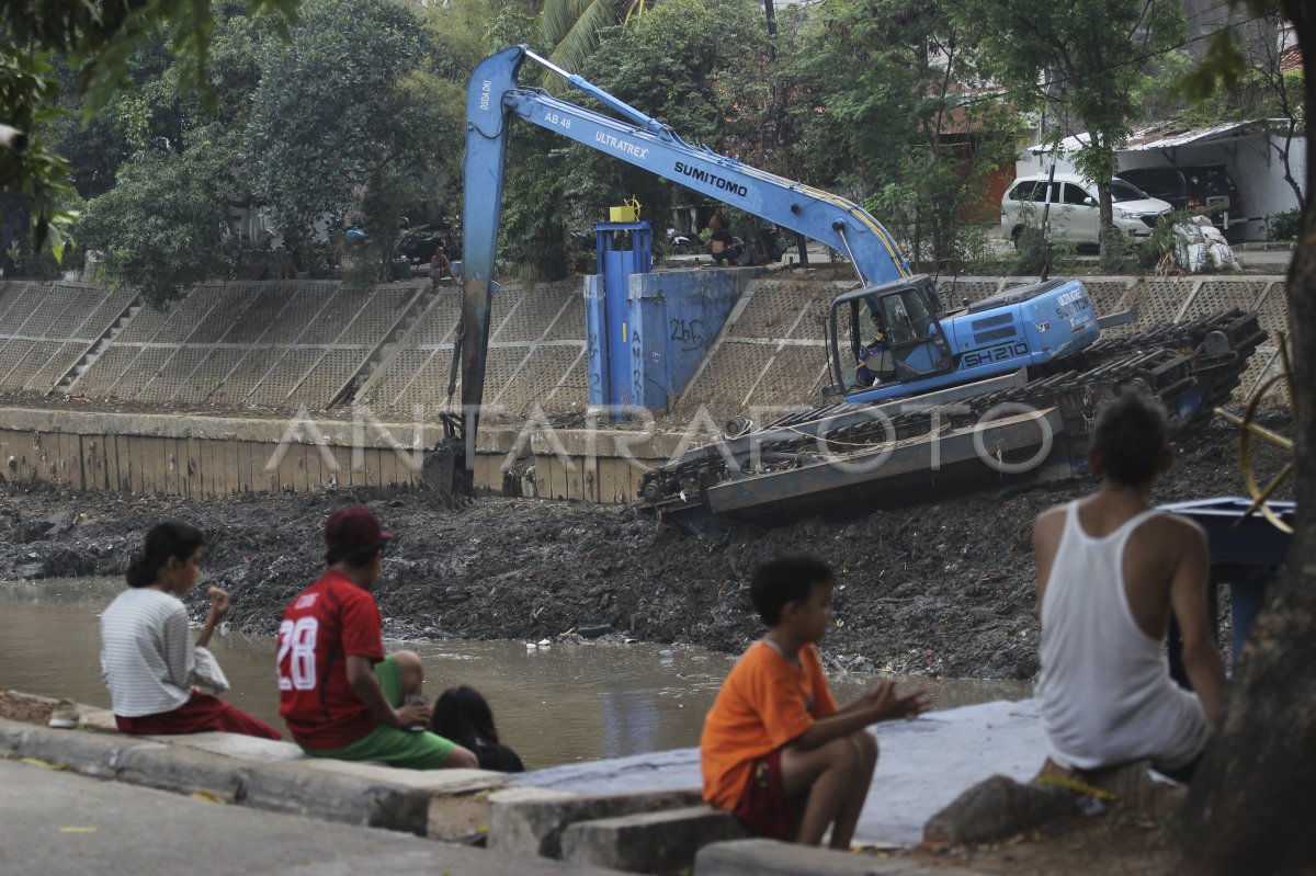 Pemprov Dki Kerahkan Alat Berat Untuk Keruk Sungai Antara Foto