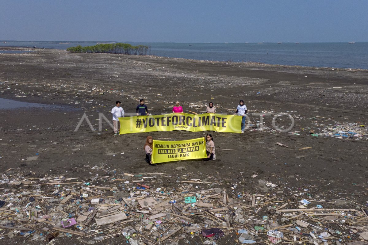 Aksi Bersih Sampah Di Pantai Tirang Semarang Antara Foto