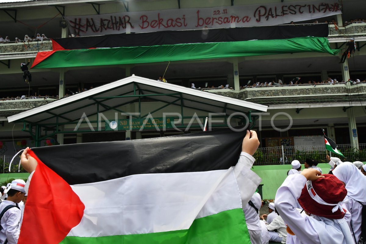 Pelajar Bekasi Kibarkan Bendera Palestina Raksasa Antara Foto