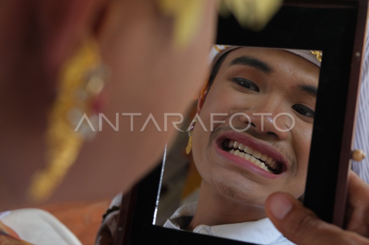 Ritual Potong Gigi Massal Di Bali ANTARA Foto