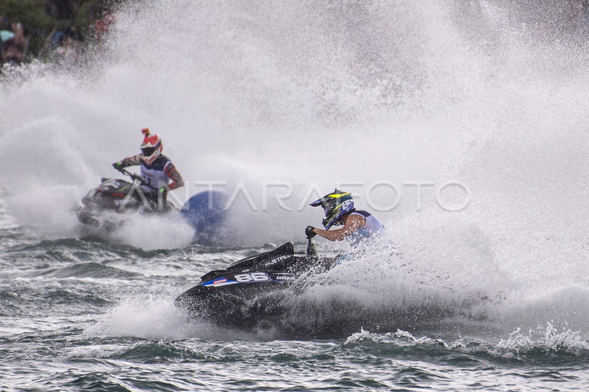 Aquabike Jetski Putaran Kedua Kategori Runabout Gp Antara Foto