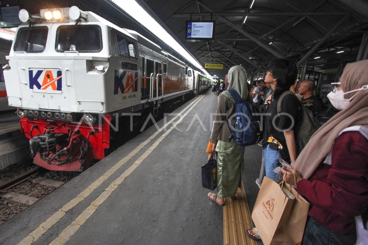 Penjualan Tiket Kereta Api Daop Surabaya Antara Foto