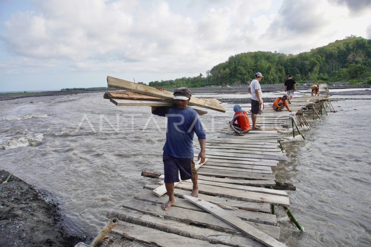 Perbaikan Jembatan Swadaya Masyarakat ANTARA Foto