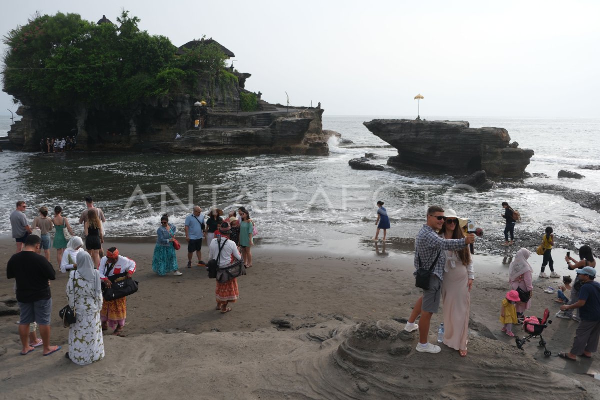 Jumlah Kunjungan Wisatawan Selama Tahun Di Tanah Lot Bali Antara