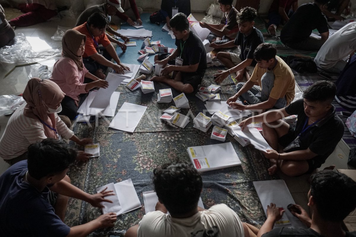 Pelipatan Surat Suara Pemilu Di Karanganyar Antara Foto