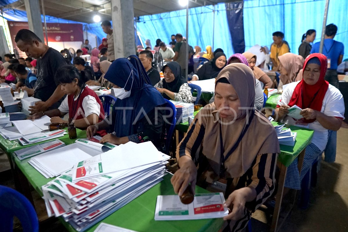 Sortir Dan Pelipatan Surat Suara Di KPU Kabupaten Gorontalo ANTARA Foto