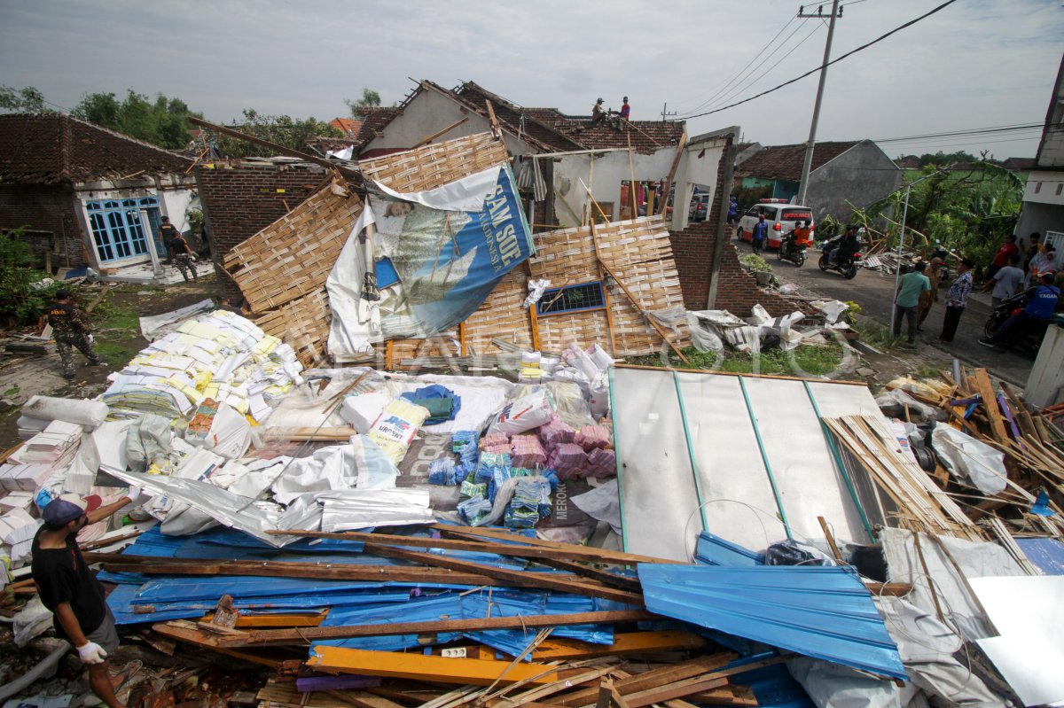 Dampak Angin Puting Beliung Di Sidoarjo ANTARA Foto