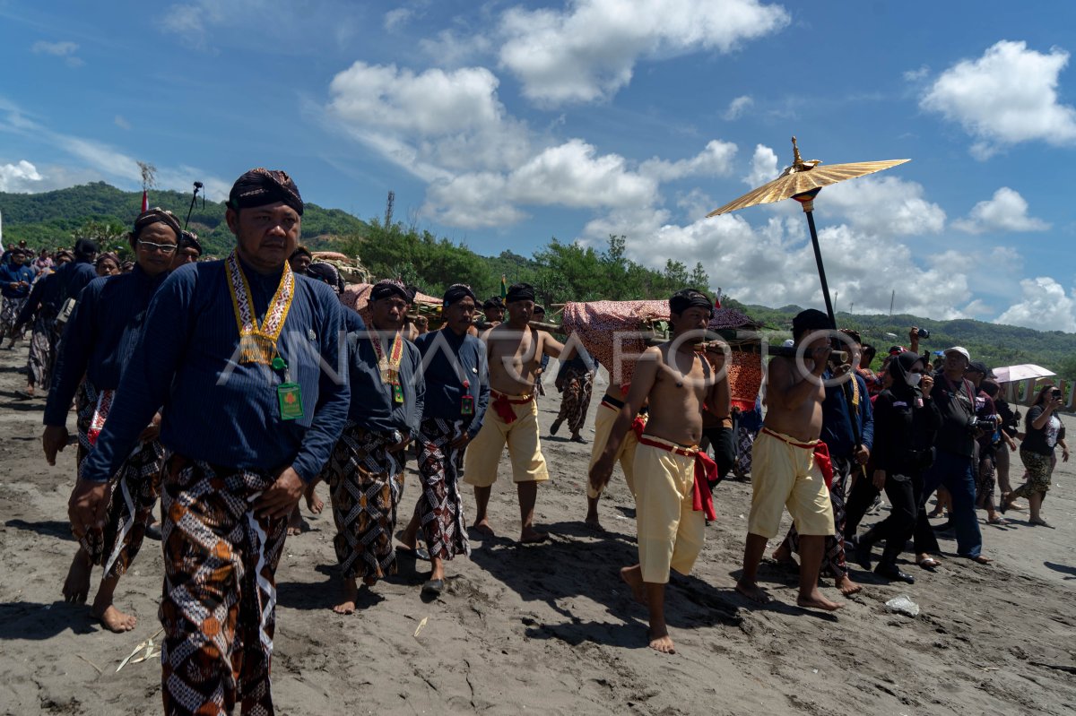 Labuhan Pantai Parangkusumo Antara Foto