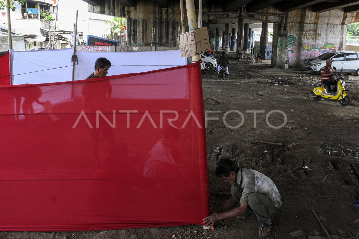 Persiapan TPS Di Kolong Tol Jakarta ANTARA Foto