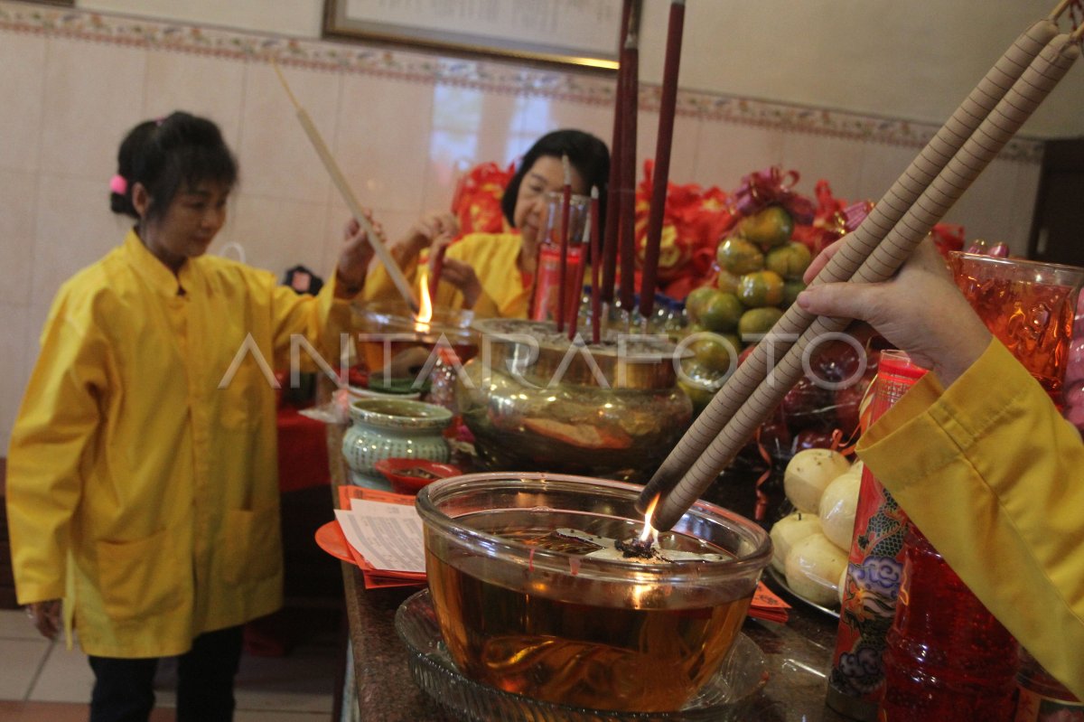 Ritual Sembahyang Tolak Bala Di Klenteng Eng An Kiong Antara Foto