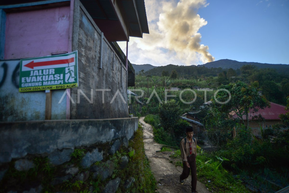 Peningkatan Aktivitas Gunung Marapi Antara Foto