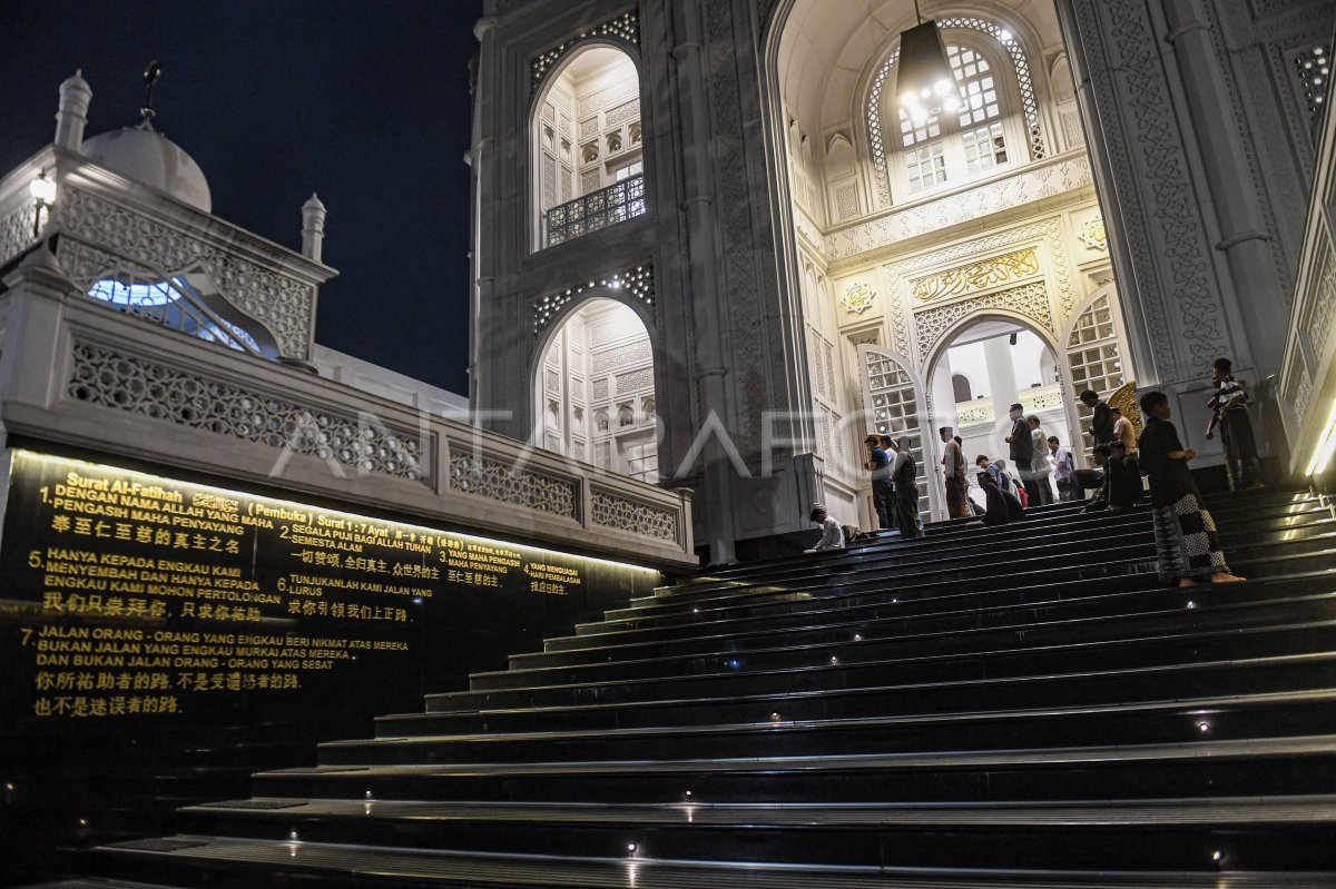 Tarawih Pertama Di Masjid Ramlie Musofa ANTARA Foto