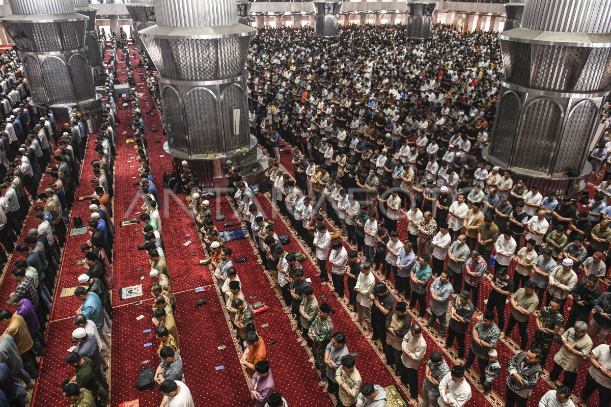 Shalat Jumat Pertama Bulan Ramadhan Di Istiqlal ANTARA Foto