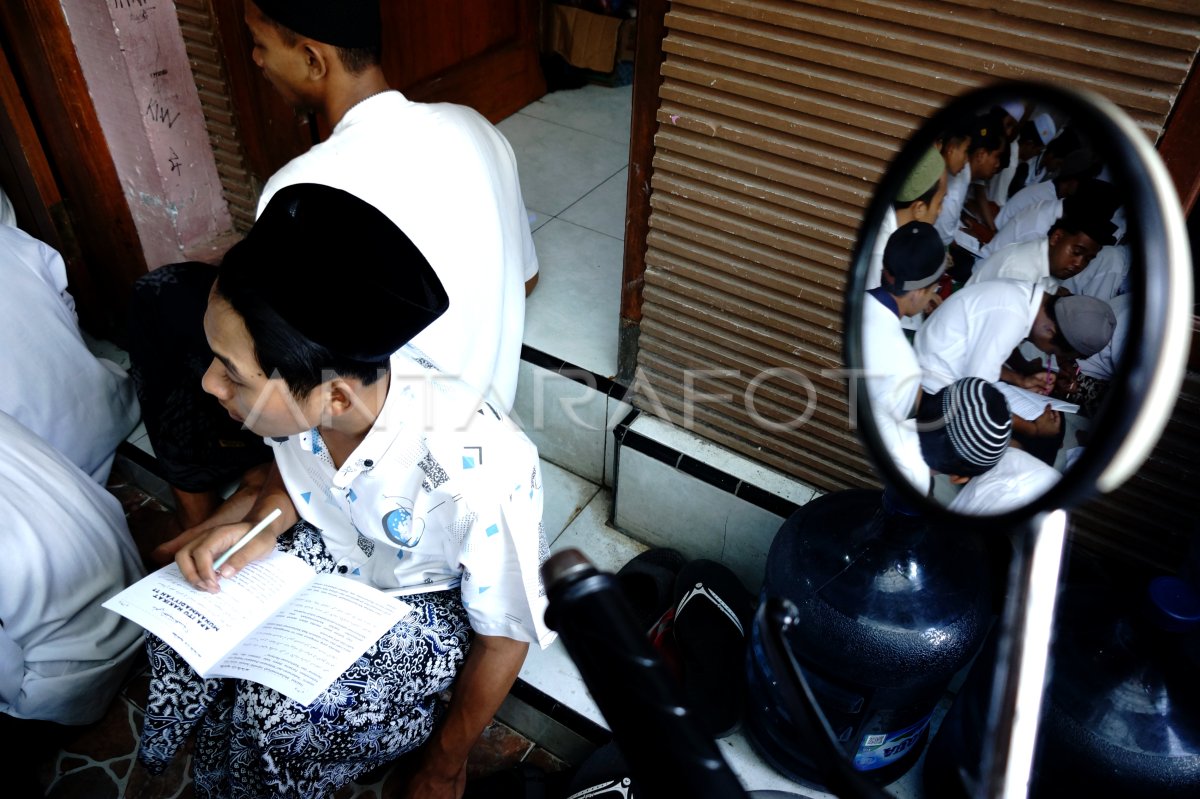 Mengaji Kitab Kuning Metode Amtsilati Di Jombang Antara Foto