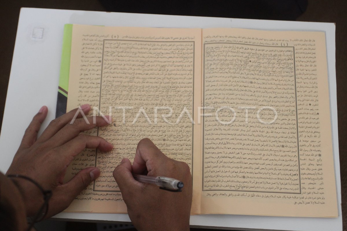 Kajian Kitab Kuning Di Ponpes Bahrul Maqfiroh Malang Antara Foto