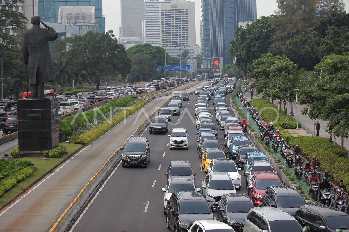 Kemacetan Lalu Lintas Jalan Jendral Sudirman ANTARA Foto