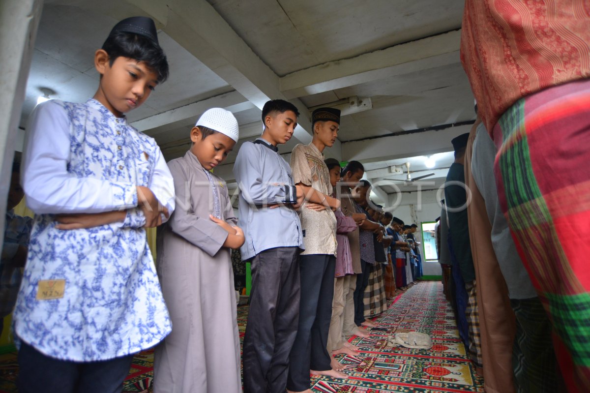 Shalat Idul Fitri Tarekat Naqsabandiyah Di Padang Antara Foto