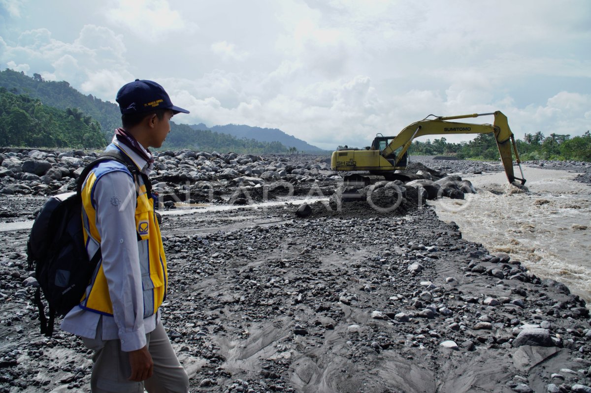 Perbaikan Jalur Aliran Lahar Hujan Gunung Semeru ANTARA Foto