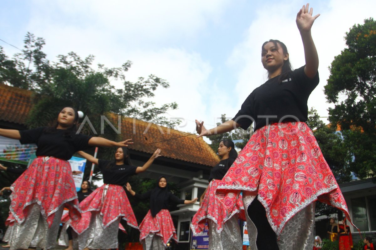 Peringatan Hari Tari Sedunia Di Malang ANTARA Foto