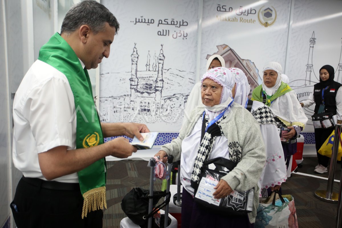 Pemberangkatan Kloter Pertama Jamaah Calon Haji Indonesia Antara Foto