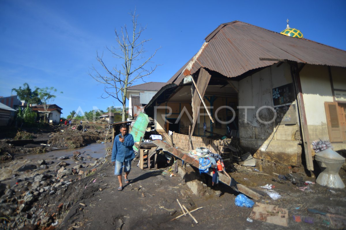 Pencarian Korban Banjir Bandang Di Sungai Pua Antara Foto