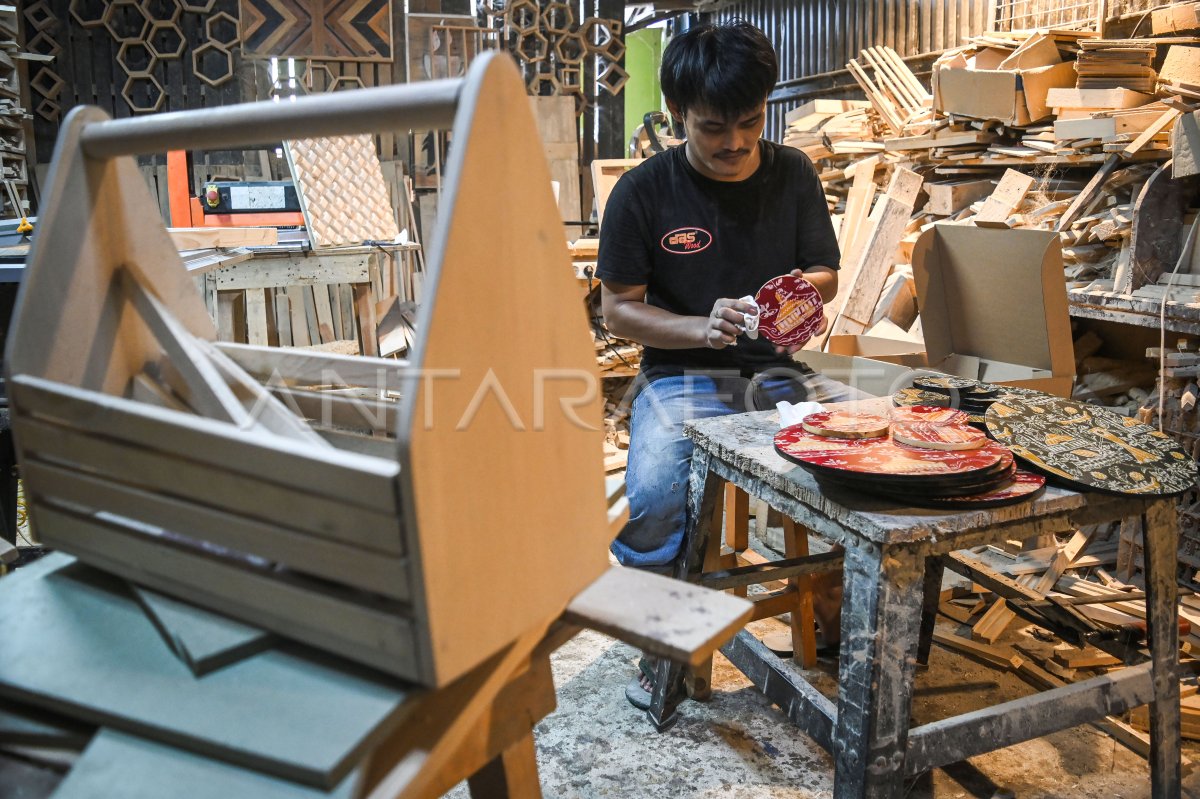 Kerajinan Berbahan Limbah Kayu Palet Di Tangerang ANTARA Foto