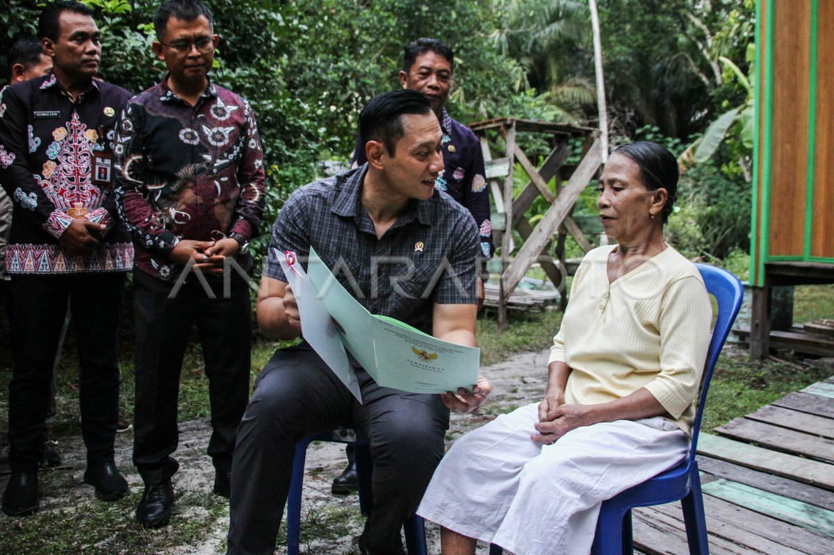 Menteri Atr Bpn Serahkan Sertipikat Tanah Di Palangka Raya Antara Foto