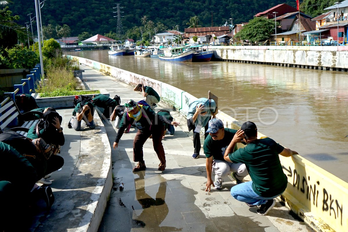 Simulasi Gempa Bumi Dan Tsunami Antara Foto