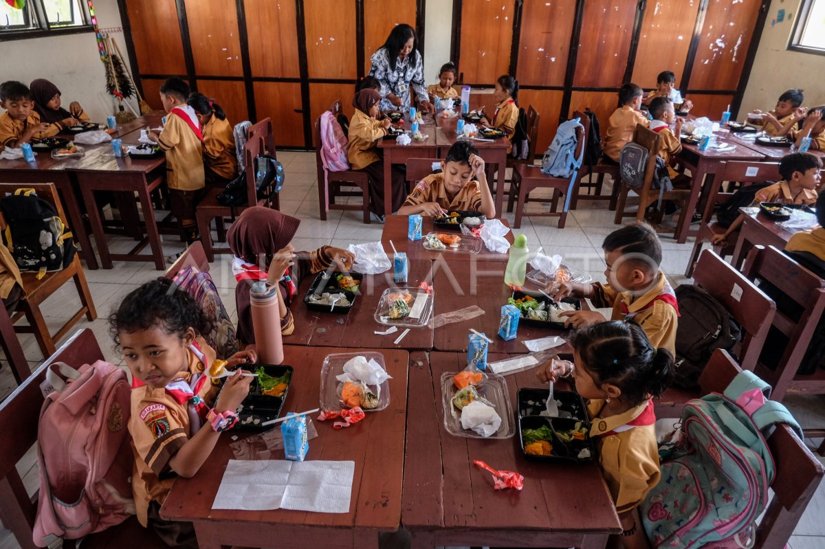 Simulasi Makan Siang Gratis Di Solo ANTARA Foto