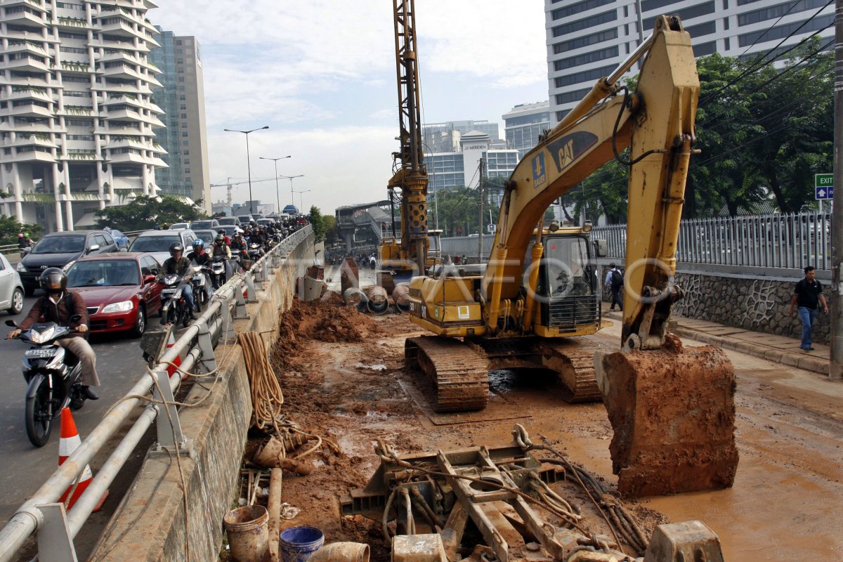 Penutupan Jalan Antara Foto