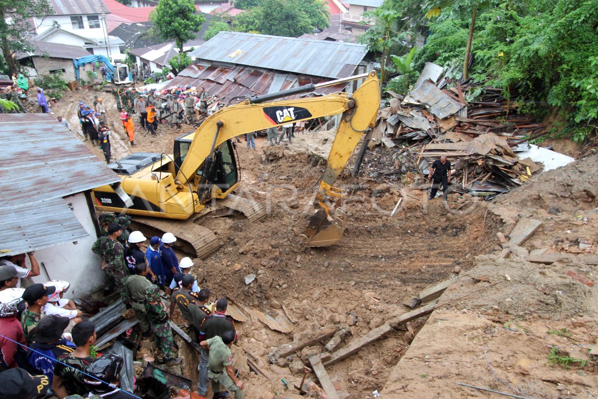 CARI KORBAN TANAH LONGSOR ANTARA Foto