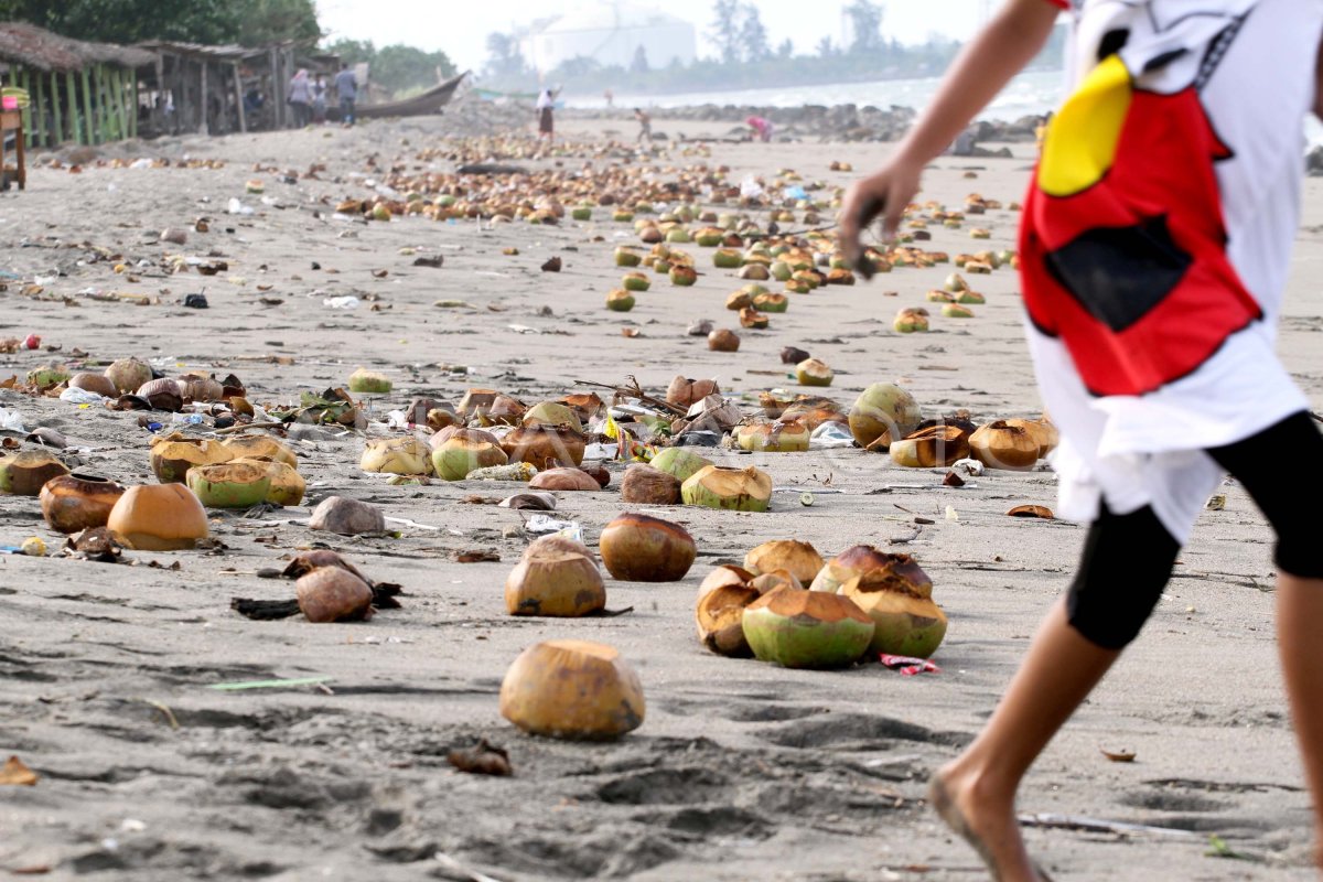 SAMPAH WISATA PANTAI ANTARA Foto