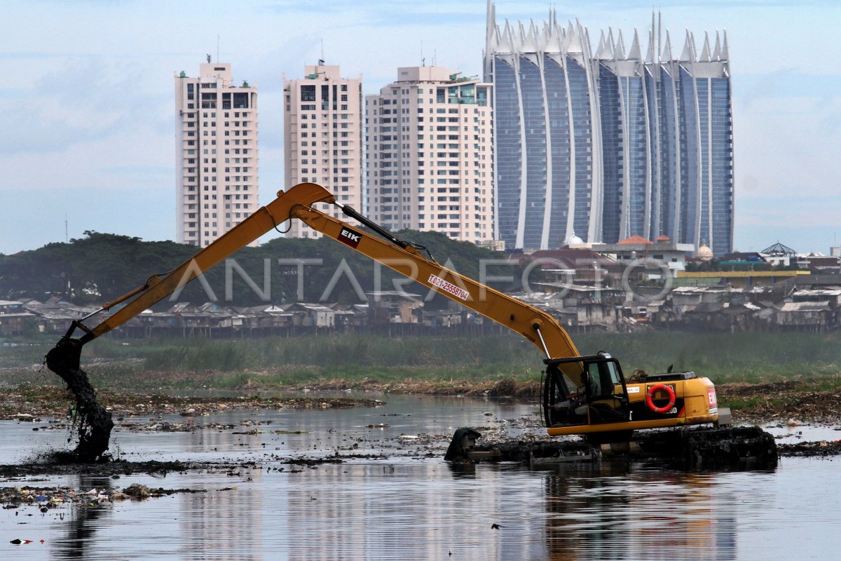 Pengerukan Waduk Pluit Antara Foto