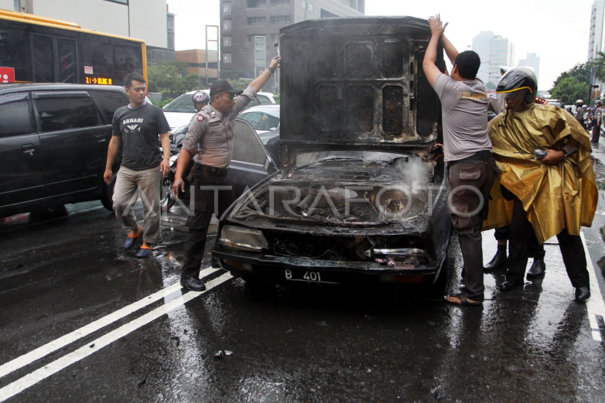 Mobil Terbakar Antara Foto