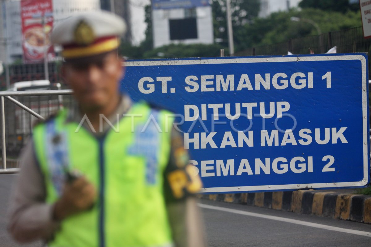 PENUTUPAN GERBANG TOL ANTARA Foto