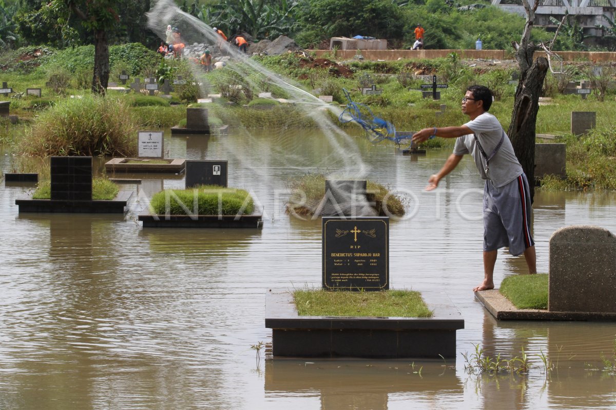 Pemakaman Umum Terendam Banjir Antara Foto