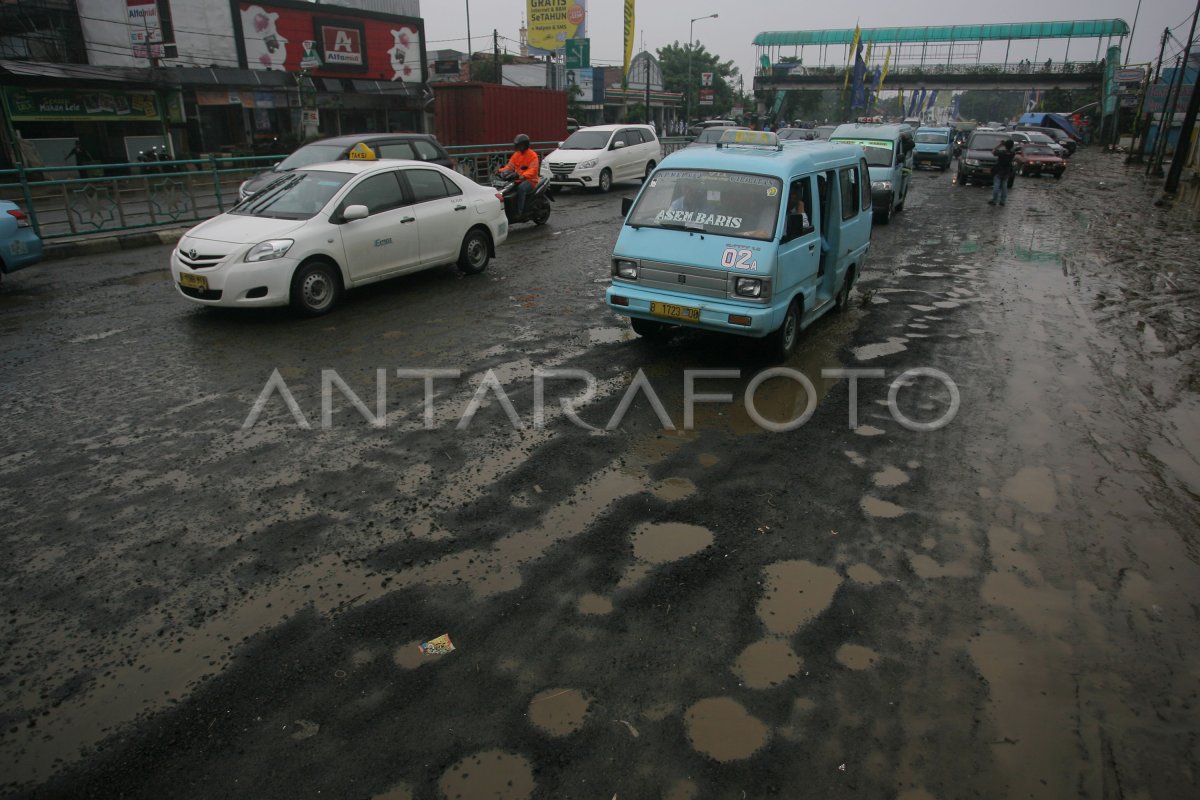 JALAN RUSAK AKIBAT BANJIR ANTARA Foto