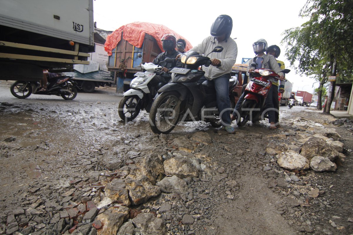 Jalan Rusak Bekasi Antara Foto