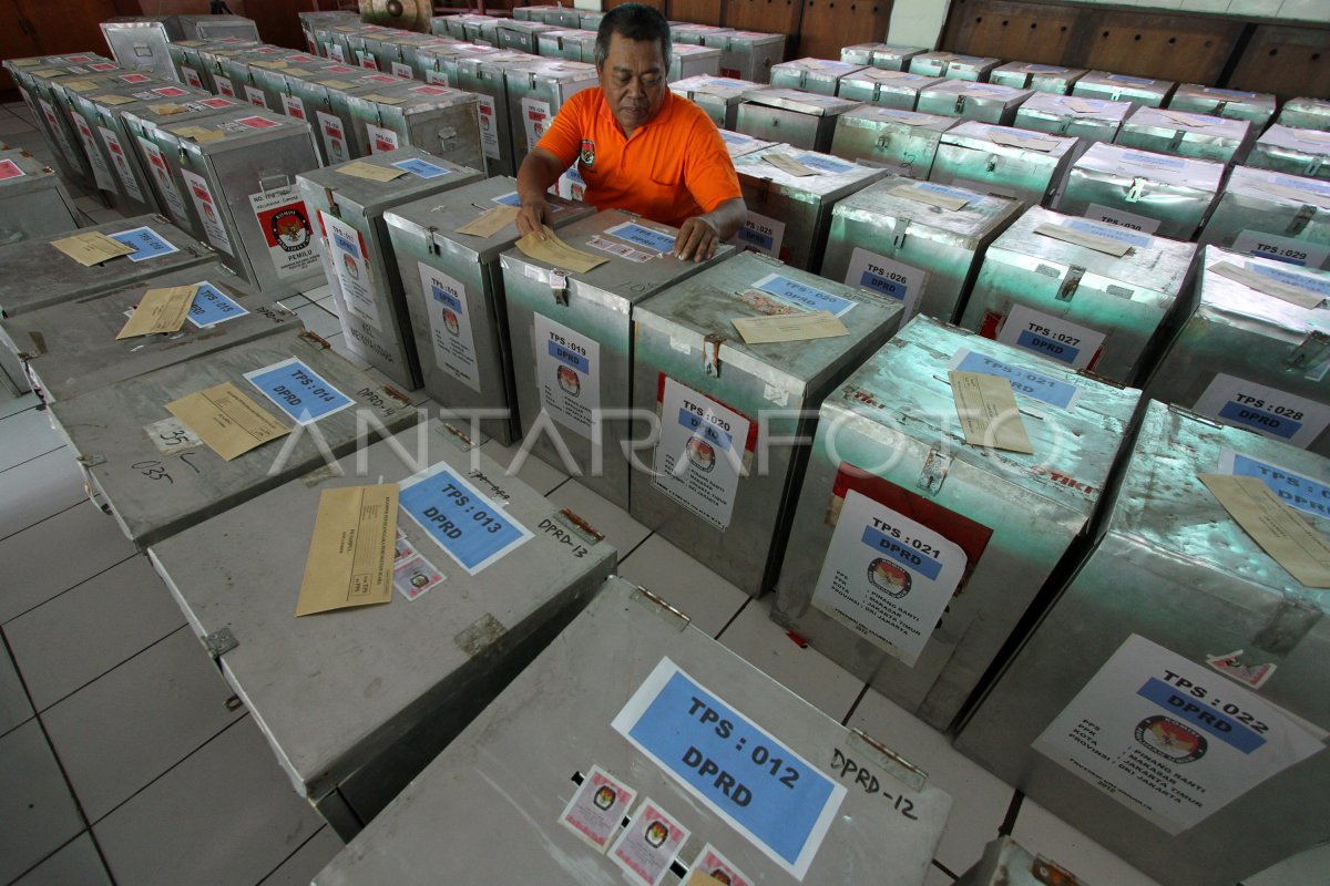 PEMERIKSAAN KELENGKAPAN KOTAK SUARA ANTARA Foto