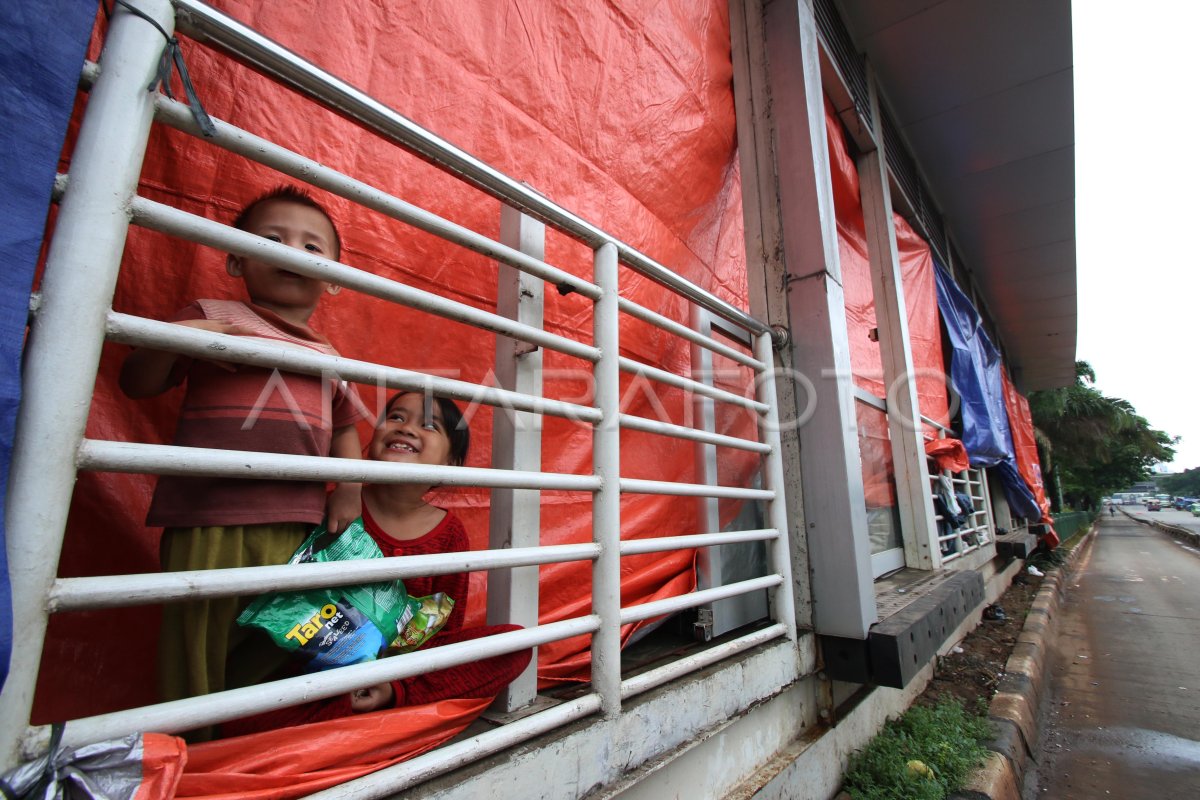 Mengungsi Di Halte Busway Antara Foto