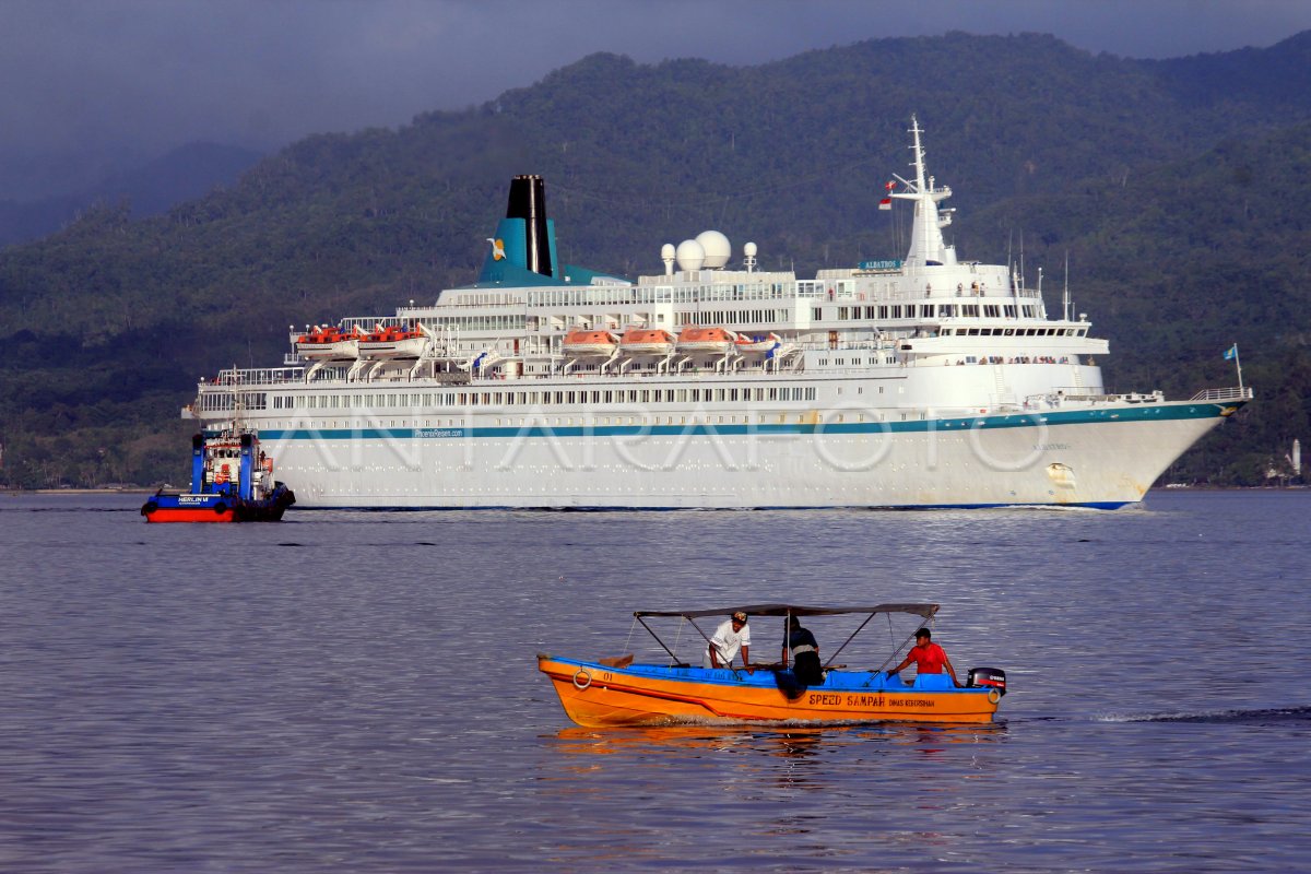 KAPAL PESIAR ALBATROS SINGGAHI AMBON ANTARA Foto