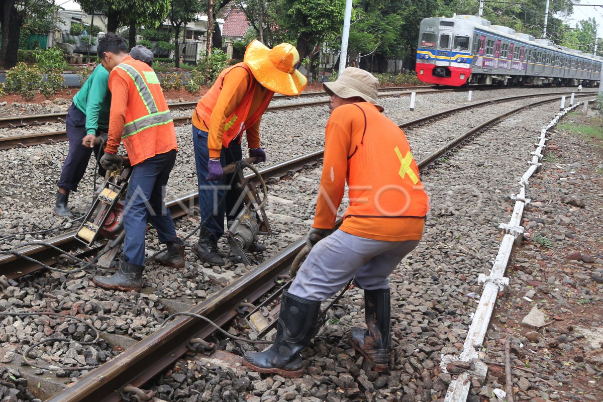 Perawatan Rel Kereta Api Antara Foto