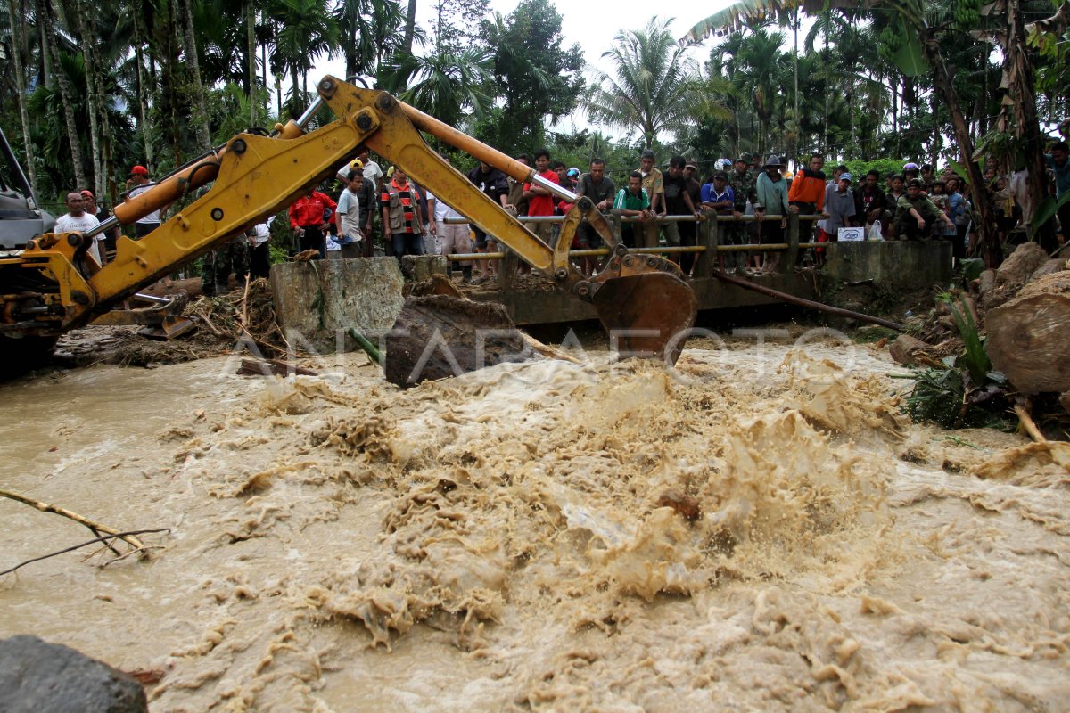 TANGGAP DARURAT BANJIR BANDANG ANTARA Foto