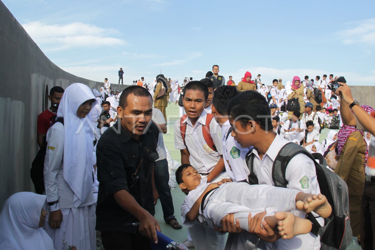 Simulasi Gempa Dan Tsunami Antara Foto