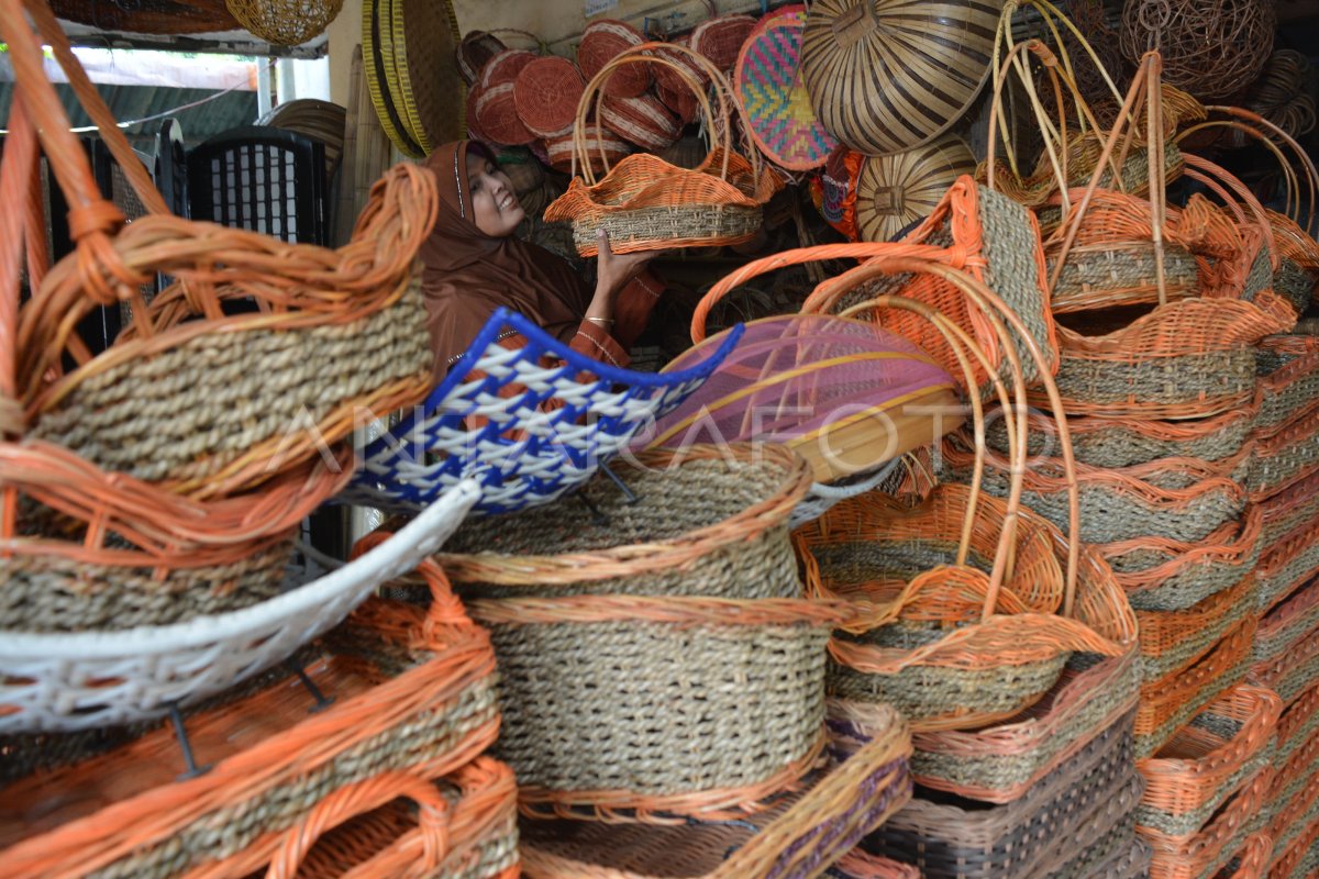 PERMINTAAN KERANJANG PARSEL MENURUN ANTARA Foto