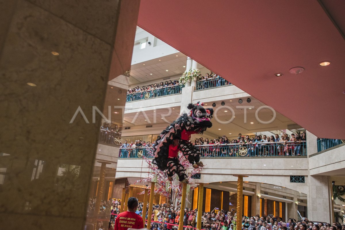 Atraksi Barongsai Di Pusat Perbelanjaan Antara Foto