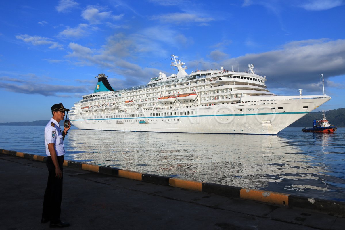 Kapal Pesiar Artania Singgahi Ambon Antara Foto