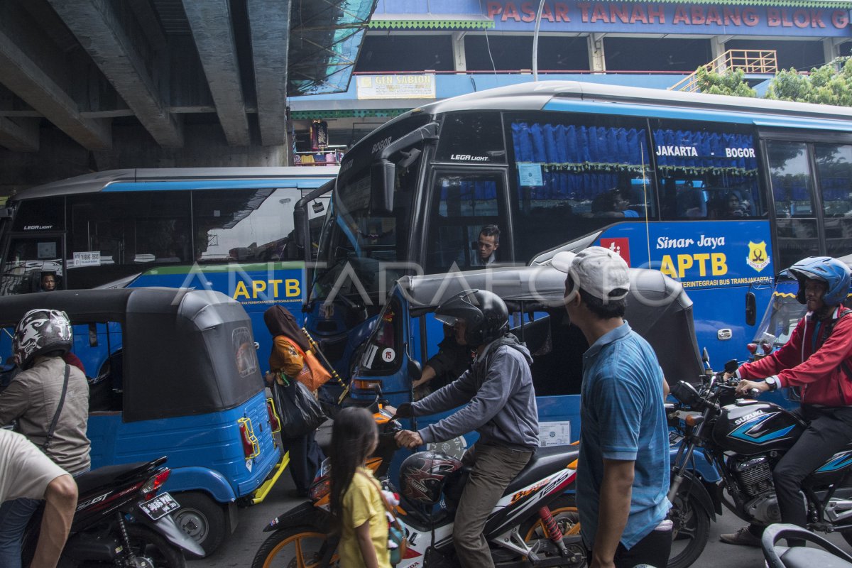 LARANGAN MASUK BUSWAY ANTARA Foto